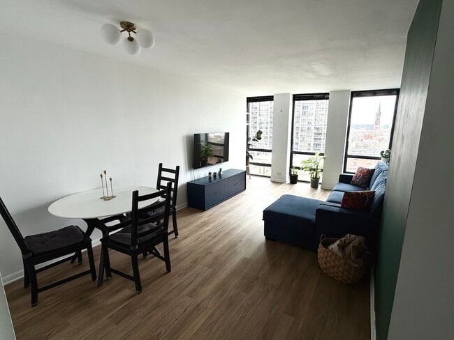 Building Photo - 1660 N La Salle Dr