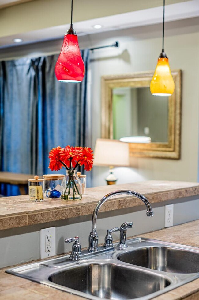 Building Photo - 902 Marquette Ave NW