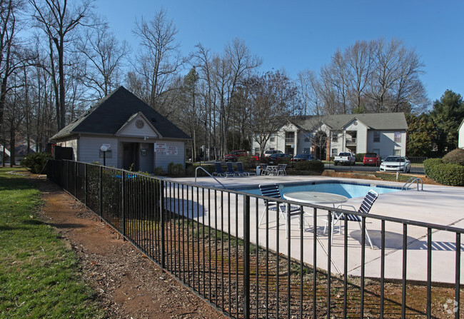 Piscina - Highland Trace Apartments