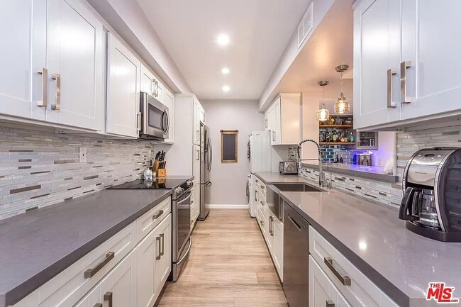 Building Photo - 1221 Kings Rd