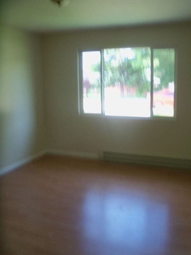 Building Photo - 3 Bedroom 1.5 Bathroom Apartment With Garage