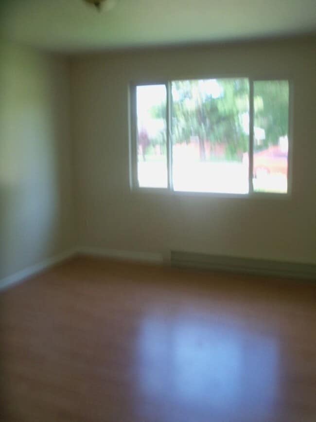 Foto del edificio - 3 Bedroom 1.5 Bathroom Apartment With Garage