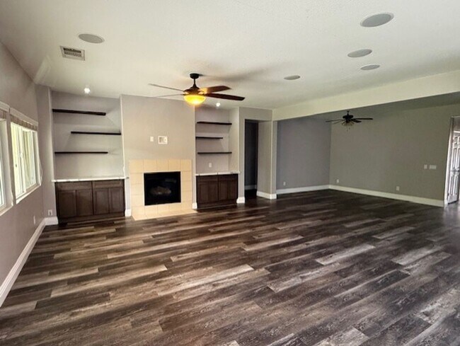 Building Photo - Home with Solar in Gated Sonora Wells