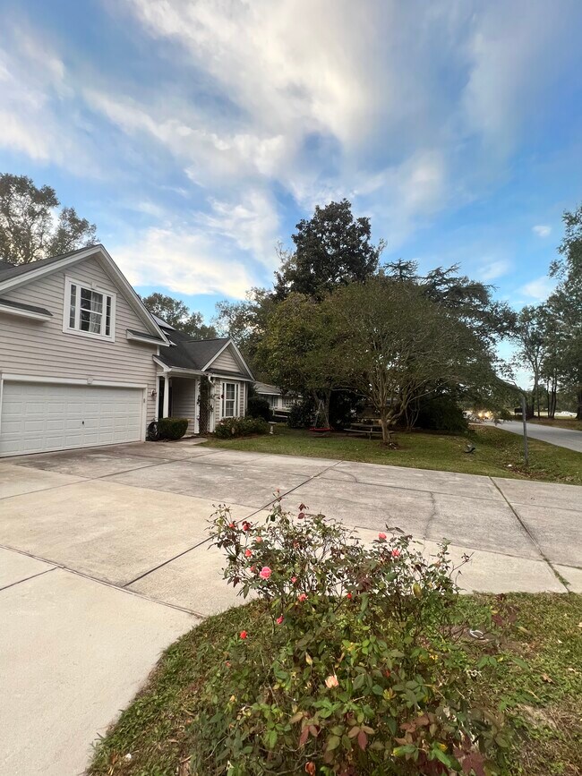 Building Photo - 8807 Antler Dr