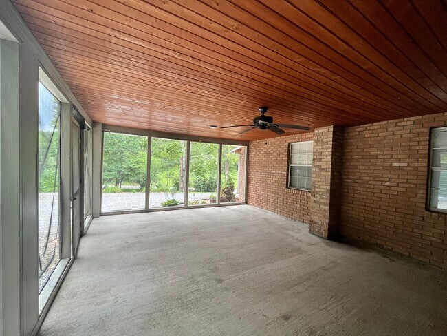 Building Photo - Beautiful Three Bedroom Home close to Grov...