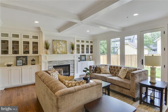 Building Photo - 4510 Maple Ave