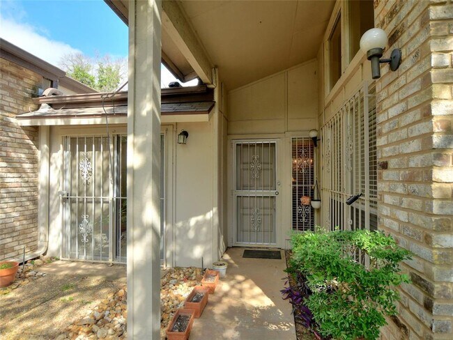 Building Photo - 7919 Ridgeline Dr N