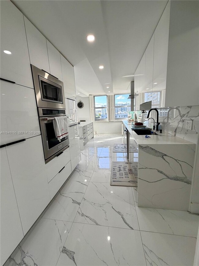 Building Photo - 1920 S Ocean Dr