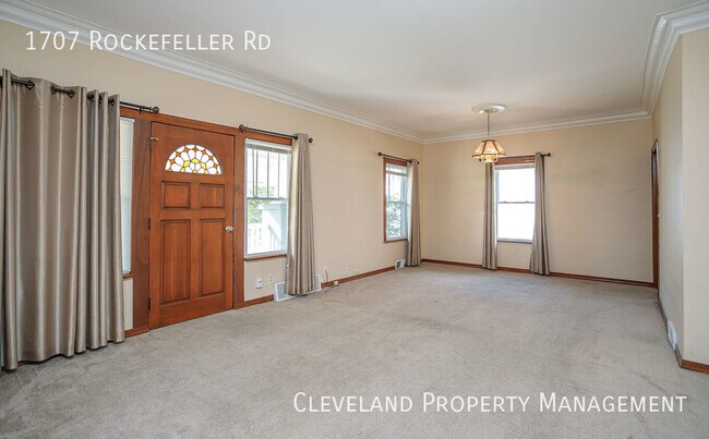 Building Photo - Stunning Wickliffe Home!