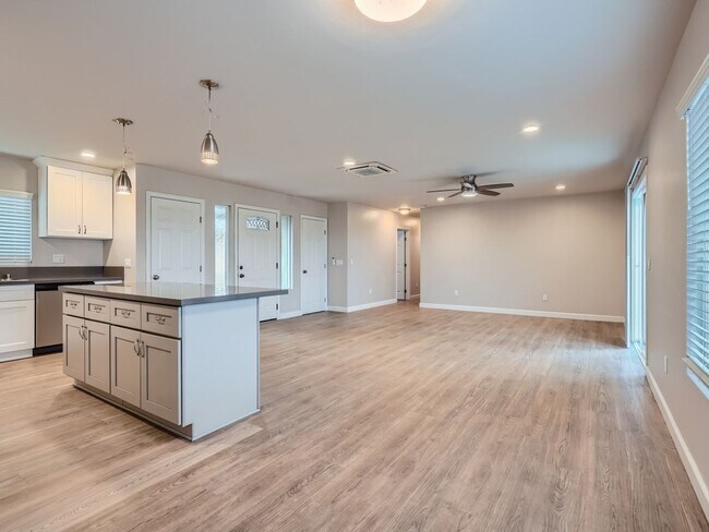 Foto del edificio - Newer 3 Bedroom House & 2 Bedroom Granny Flat Close to SDSU!!!