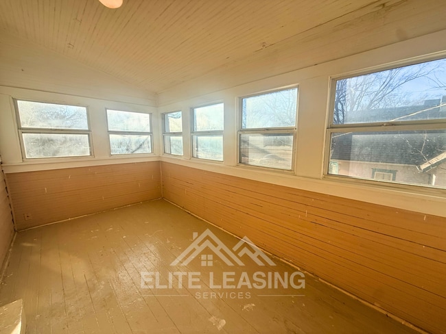 Building Photo - Spacious 2-Bedroom Home with Bonus Room & Sunroom