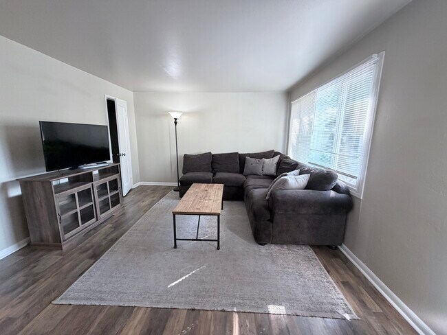 Foto del edificio - 475 Glen View Ct