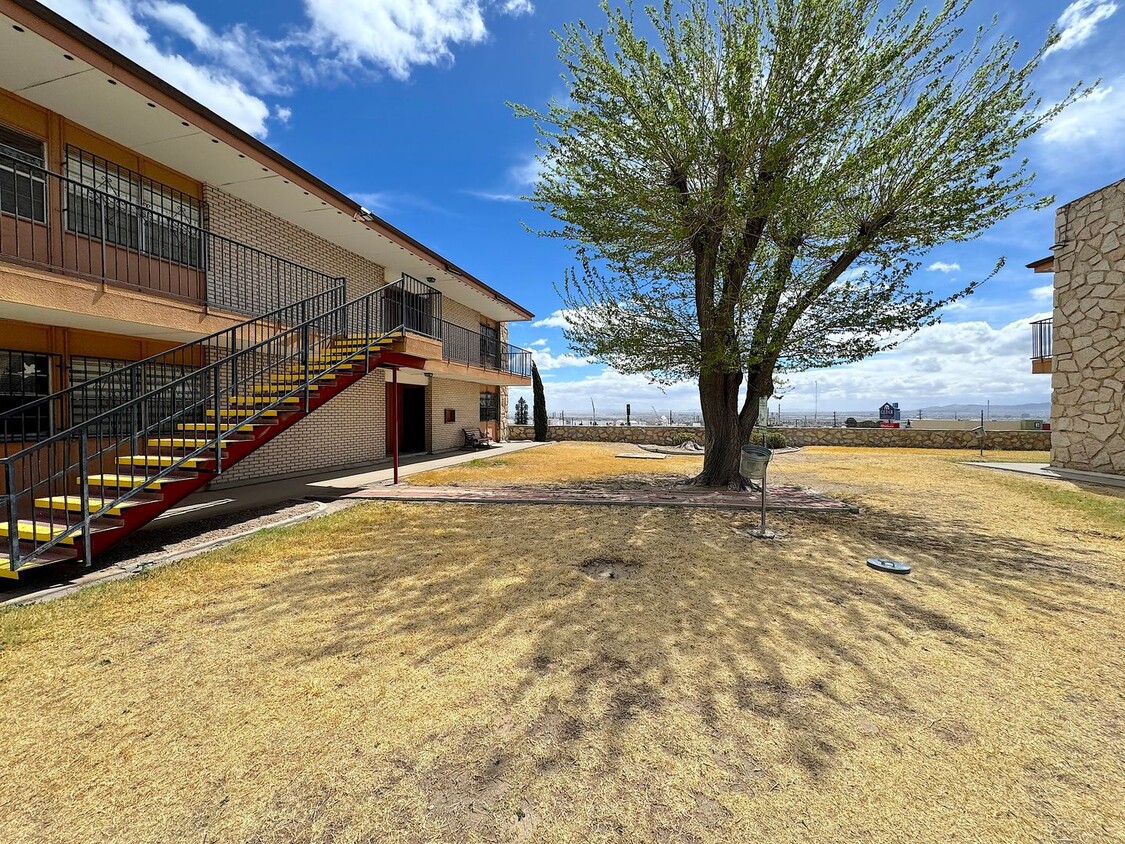 Foto principal - East El Paso Gated - Refrig A/C 2bed Townh...