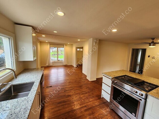 Building Photo - 1066 Briar Vista Terrace NE