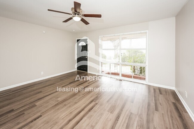 Foto del edificio - 112 Forest Hill Dr
