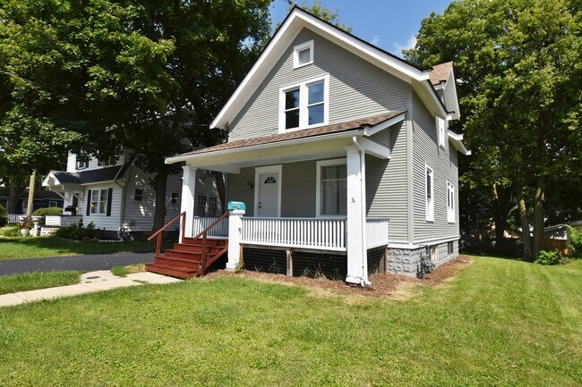 Building Photo - 747 N View St