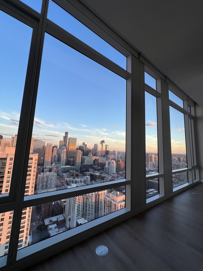 Stunning south facing views of river north - 23 W Chicago Ave