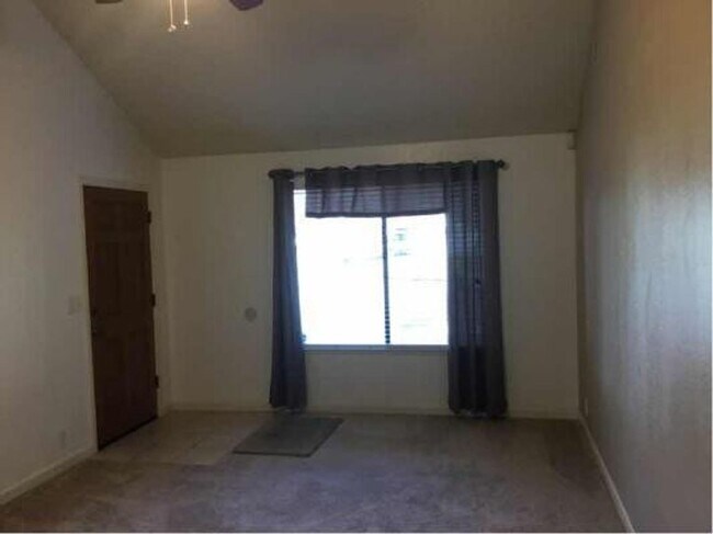 Foto del edificio - Great 3 bedroom 2 bath home with huge yard...