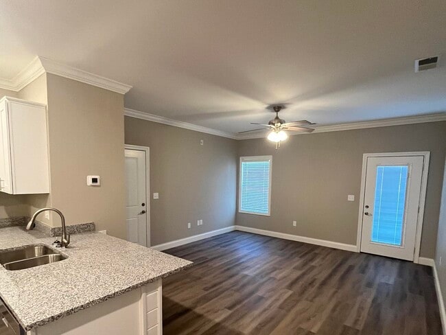 Building Photo - 813 Brush Crk St