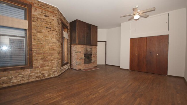 Building Photo - 910 W Wrightwood Ave