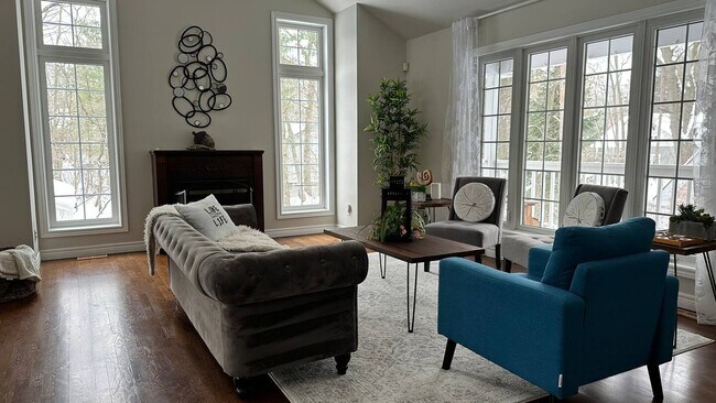 Building Photo - Executive Cottage Home for Rent in Grand Bend – Luxury Living * Fully FURNISHED