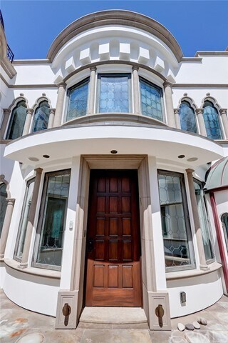 Building Photo - 2806 The Strand