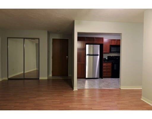 Building Photo - 285 Plain St