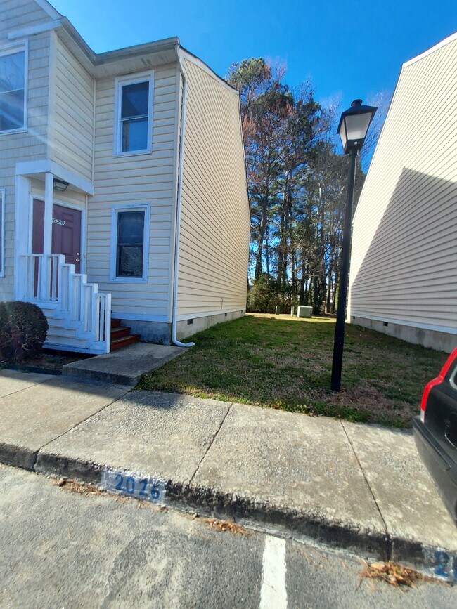 Building Photo - 2030 Elmhurst Ln