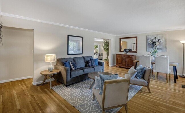Foto del edificio - Charming Silvergate Home with Stunning Bac...
