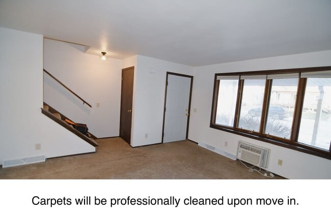 Building Photo - 2 Bed 1.5 Bath Duplex