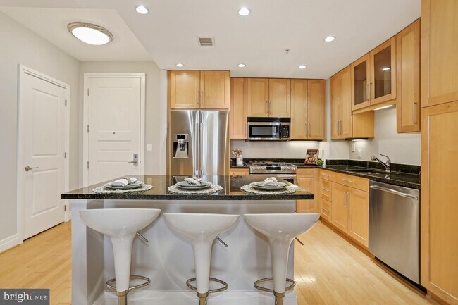 Foto del edificio - 8220 Crestwood Heights Dr