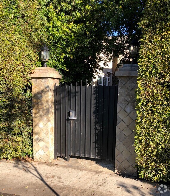 PicoRobertson Apartments for Rent with Hardwood Floors Los Angeles