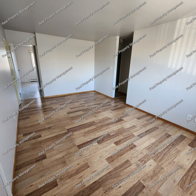 Building Photo - Clean 2 Bedroom 1 Bath Unit