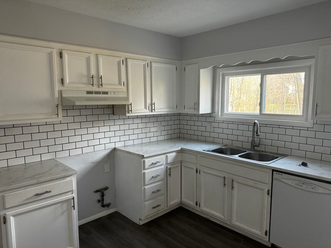 Primary Photo - Stunning 4 Bed, 2 Bath Home for Rent: Your...