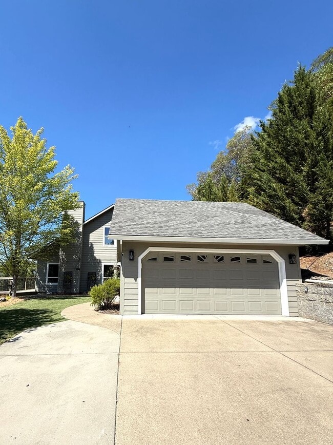 Building Photo - 901 Manzanita Dr