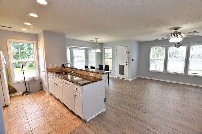 Building Photo - 496 Carnation Ct