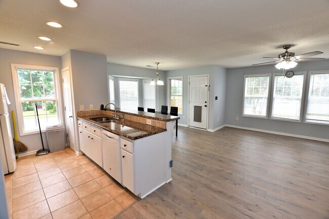 Foto del edificio - 496 Carnation Ct