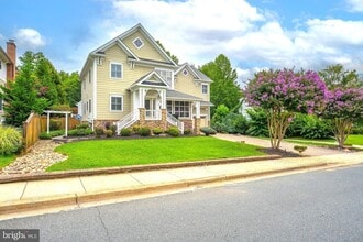 Building Photo - 5905 Lone Oak Dr