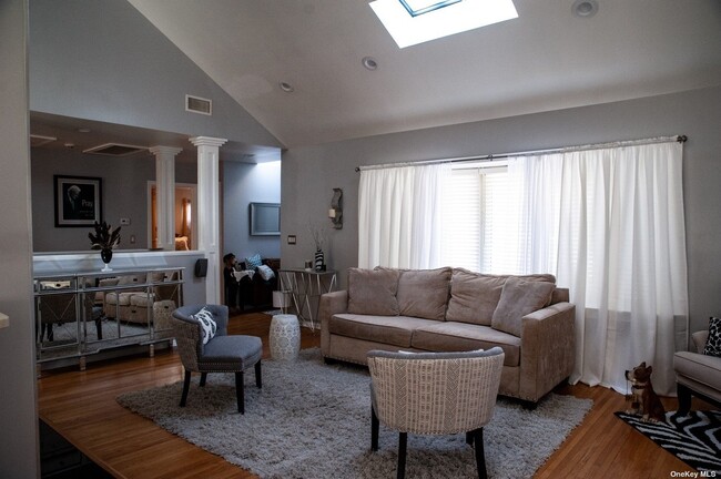 Building Photo - 558 Emerson Dr