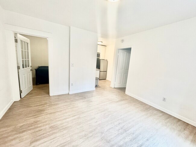 Foto del edificio - 1110 N Sweetzer Ave