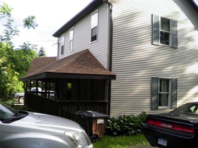Building Photo - 3 br, 1 bath House - 218 N Portage Rd