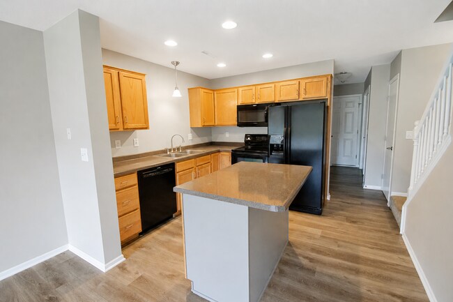 Building Photo - 2 Bedroom Townhome off West Circle Drive