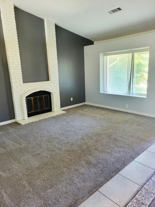 Building Photo - 45414 Clubhouse Dr