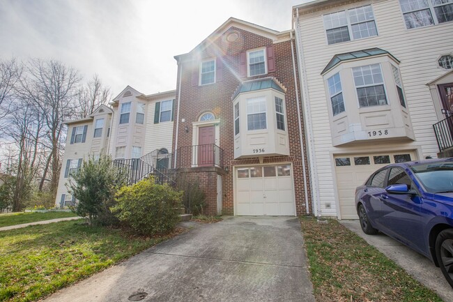 Building Photo - Lovely 3 BR/2 Full BA & 2 Half BA Townhome...