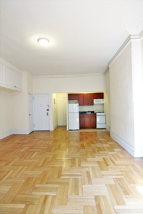 Building Photo - 118 W 69th St