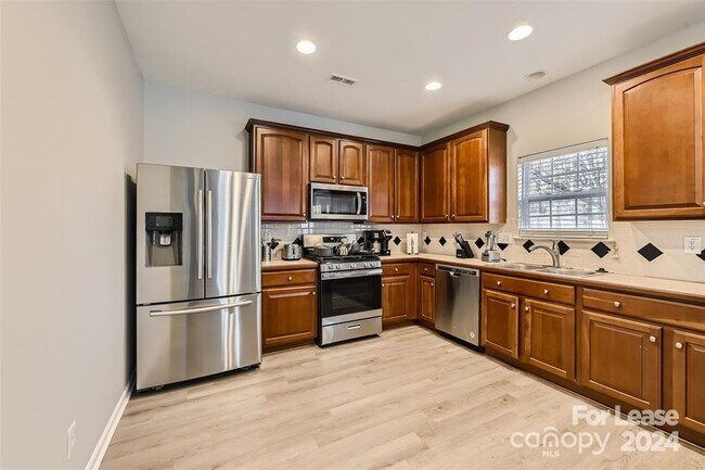 Building Photo - 9918 Southampton Commons Dr