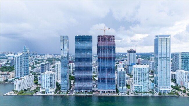 Foto del edificio - 700 NE 24th St