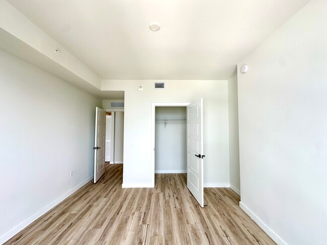 Building Photo - 527 SW 5th Ave