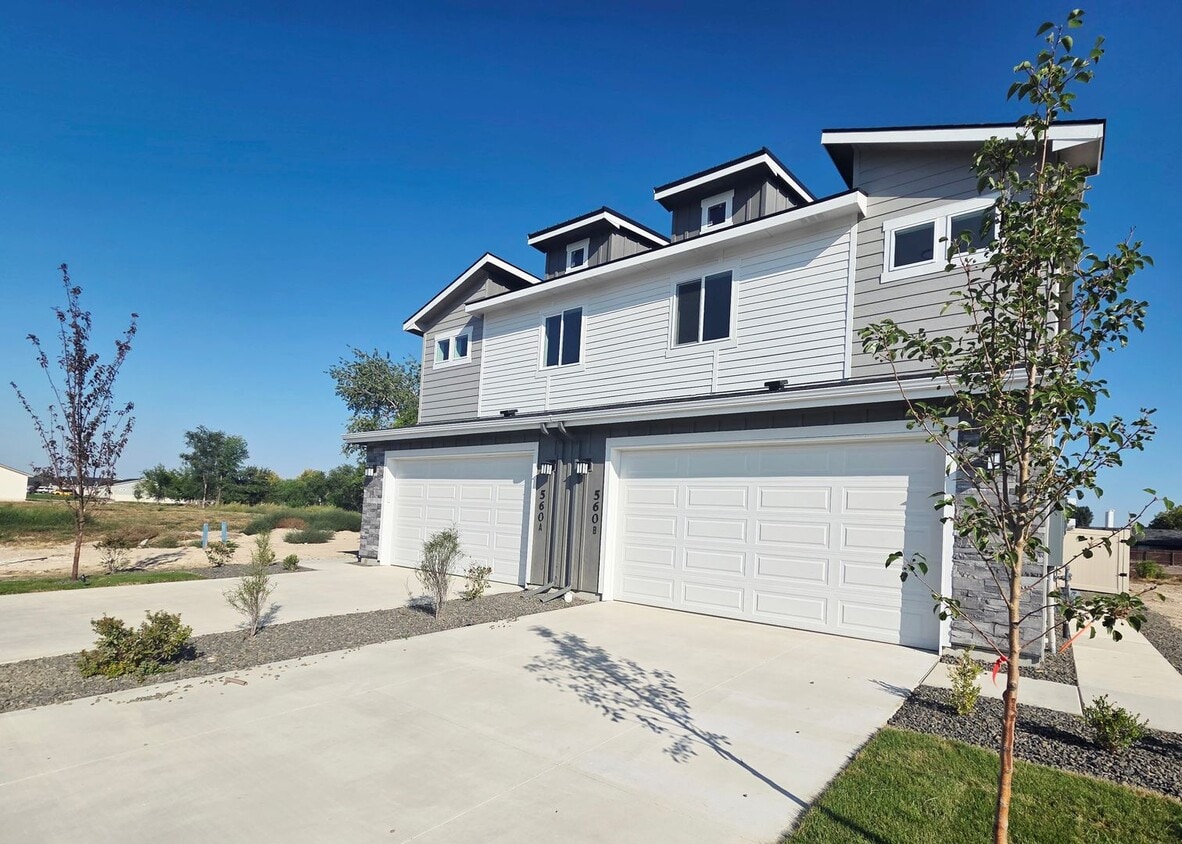 Primary Photo - 560 Desert Rose Ave