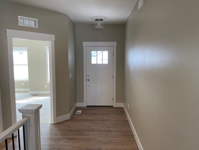 Building Photo - 775 Silvermaple Dr